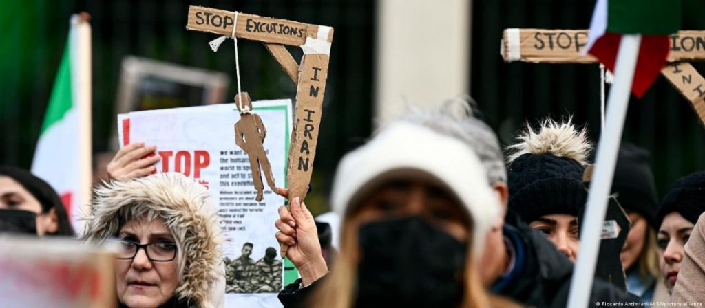 ژمارەیەک خەڵکی ئێران دەفتەری شارلی ئەبدۆیان گوڵباران کرد ژمارەیەک خەڵکی ئێران دەفتەری شارلی ئەبدۆیان گوڵباران کرد