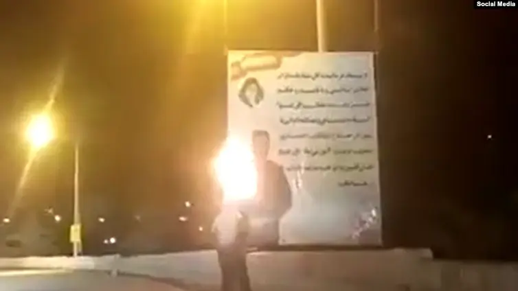 درۆشمی شەوانە لە تاران و سوتانی بنێرەکانی رژیمی ئیسلامی درۆشمی شەوانە لە تاران و سوتانی بنێرەکانی رژیمی ئیسلامی