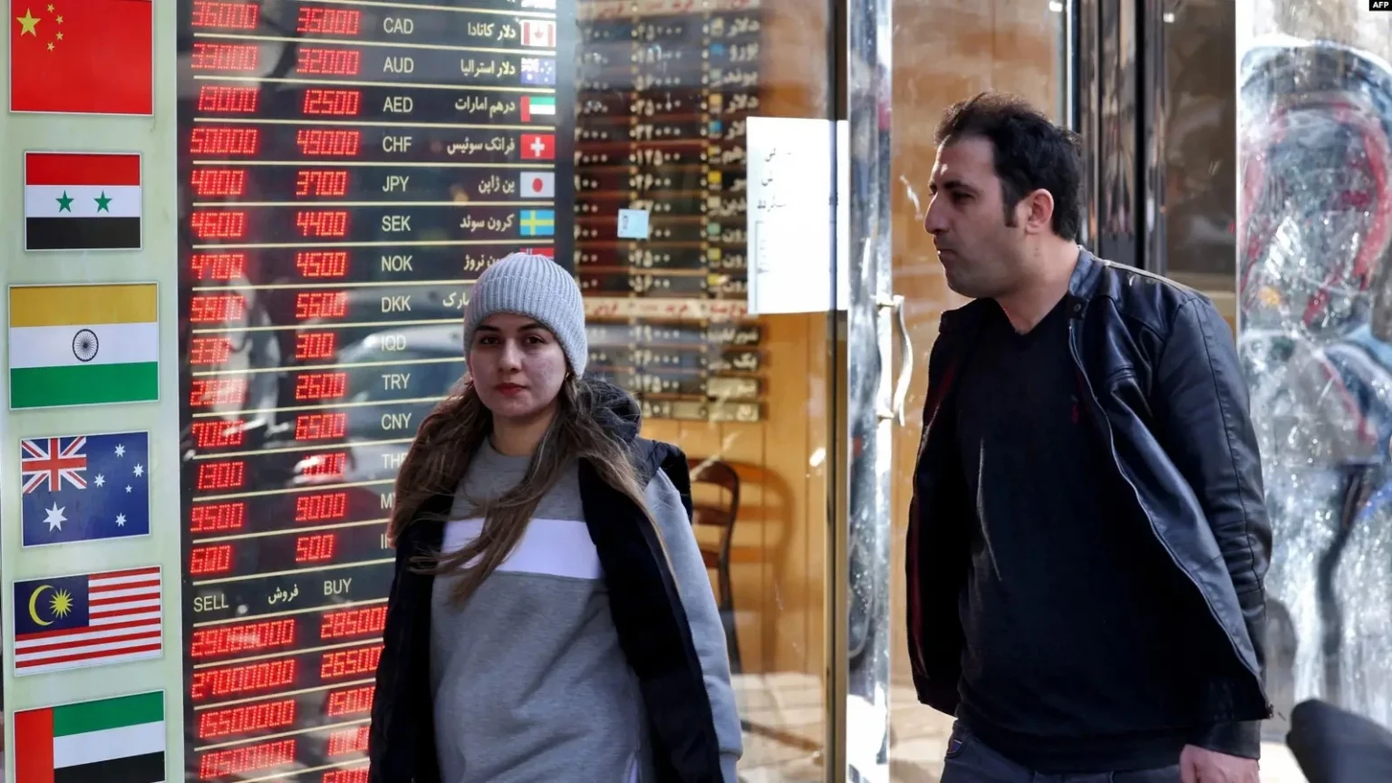 ناڕزایەتی بە دابەزینی نرخی دراوی ئێران